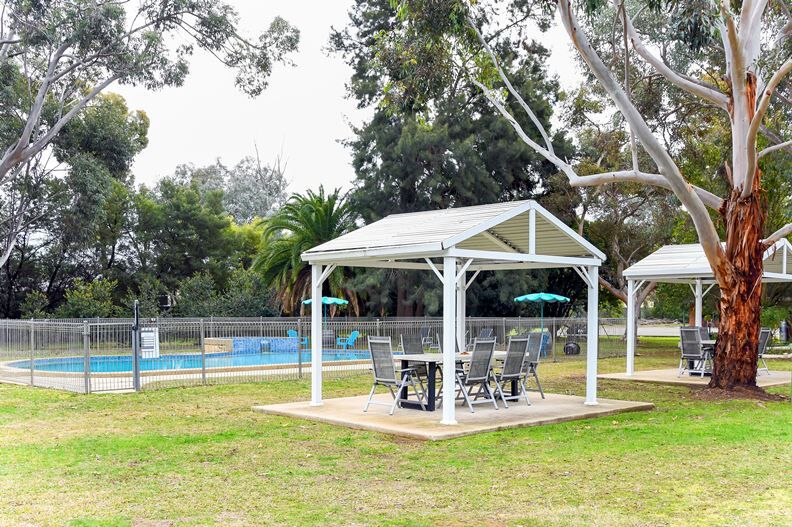 Outdoor Seating - Greenacres Motel