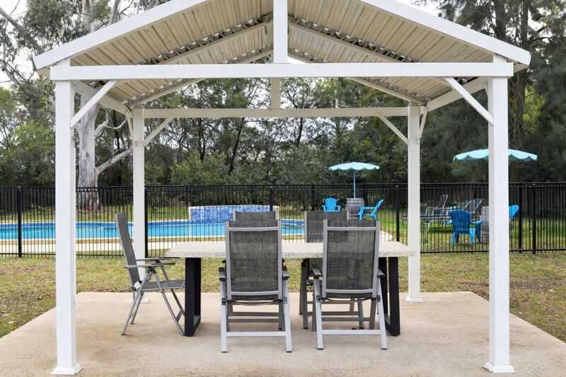 Outdoor Seating - Greenacres Motel
